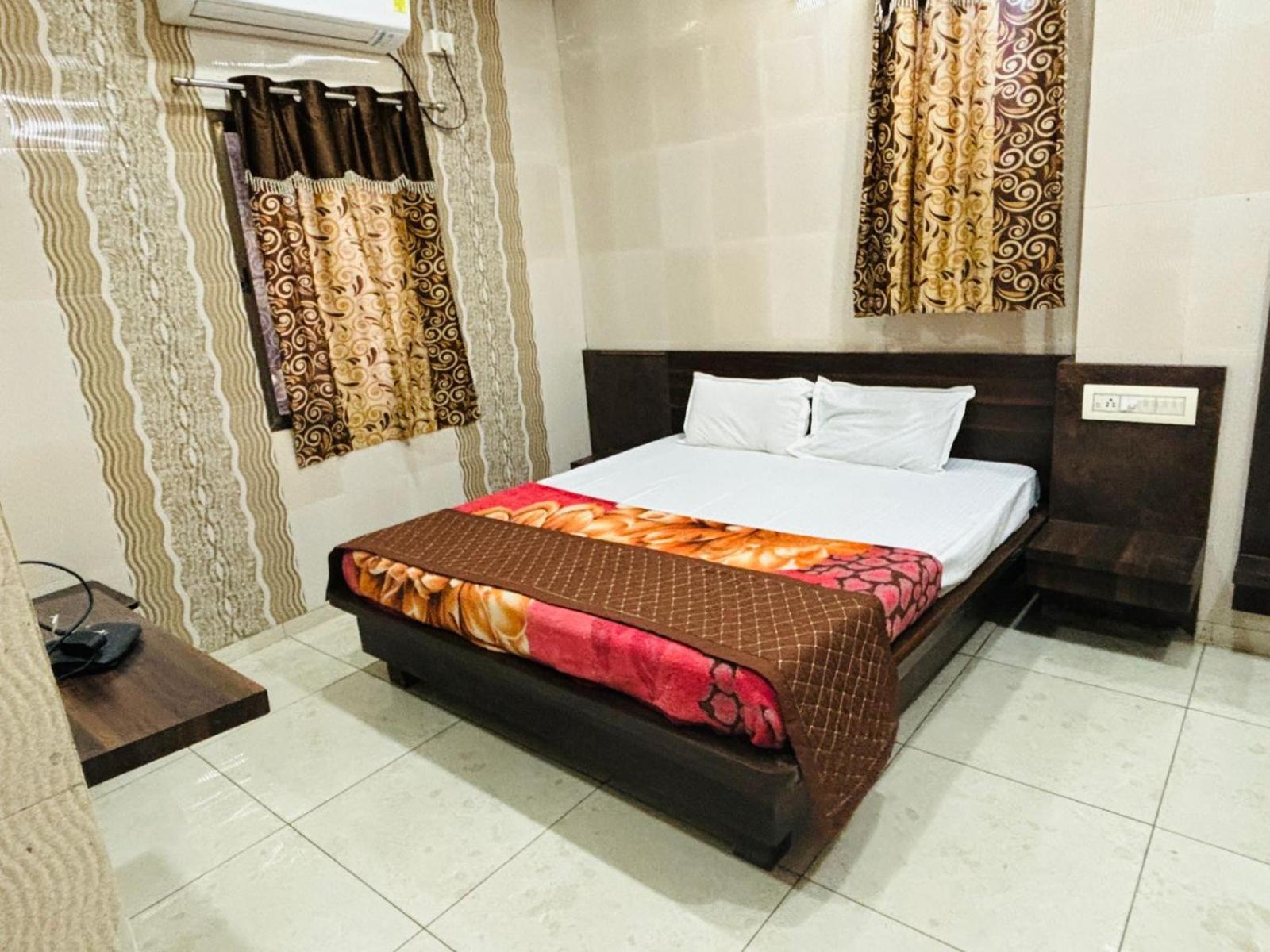 Hotel Shree Nath - 200 Meters From Dwarkadhish Temple Eksteriør bilde